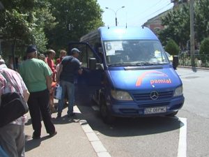 SAUNĂ ÎN MAXI-TAXI. FĂRĂ AER CONDIŢIONAT, LA 35 DE GRADE