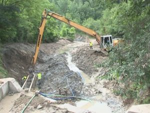 STAŢIUNEA MONTEORU, AFECTATĂ DE PLOI. GOSPODĂRII INUNDATE ŞI UN POD RUPT