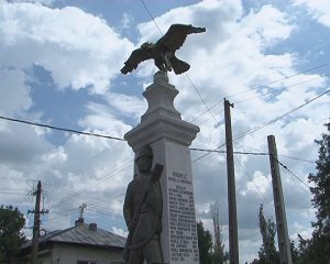 COMUNA ŢINTEŞTI ŞI-A OMAGIAT EROII. MONUMENT DE PESTE 3 METRI, DEZVELIT AZI