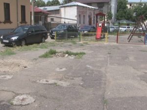 LOC DE JOACĂ ÎNJUMĂTĂŢIT PE STRADA TUNEL. AUTORITĂŢILE PROMIT CĂ ÎL VOR MODERNIZA