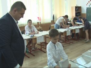 SPRIJIN DE NĂDEJDE PENTRU ADRIAN PETRE. FIUL SĂU L-A AJUTAT SĂ VOTEZE