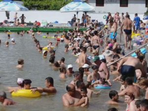 A REÎNVIAT SĂRATA MONTEORU. STAŢIUNEA, ASALTATĂ DE TURIŞTI