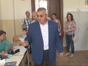 INCIDENT LA VOT PENTRU CONSTANTIN POPA. A PRIMIT DOUĂ BULETINE DE VOT