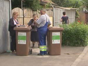 LOCUITORII DIN CARTIERUL „MIHAI VITEAZUL” VOR COLECTA DEŞEURILE VEGETALE ŞI BIODEGRADABILE ÎN PUBELE MARO