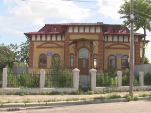 DEZINTERES MAXIM. CLĂDIRE A PRIMĂRIEI, NĂPĂDITĂ DE BURUIENI