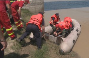 LA UN PAS DE TRAGEDIE. BUZOIAN, SALVAT DE POMPIERI DUPĂ CE S-A ARUNCAT DE PE POD