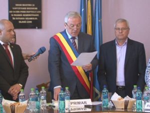 PRIMAR PENTRU VIITOR. CONSTANTIN TOMA A LĂCRIMAT LA DEPUNEREA JURĂMÂNTULUI