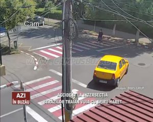 UN NOU ACCIDENT PE TRECEREA DE PIETONI. SCENA, FILMATĂ DE O CAMERĂ DE SUPRAVEGHERE