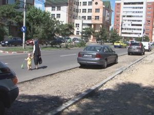 TROTUARUL DE PE AVERESCU, O RUŞINE. LUCRĂRILE ÎNCEPUTE ÎN MAI, LĂSATE DE IZBELIŞTE