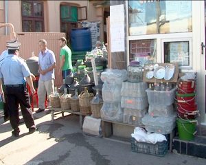 CURĂŢENIE ÎN JURUL PIEŢEI CENTRALE. ”POMPILIU ŞTEFU E CEA MAI NENOROCITĂ STRADĂ!”