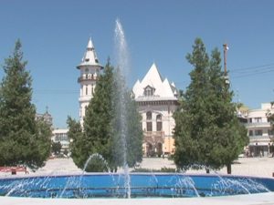 FÂNTÂNA DIN PIAŢA DACIA, REDESCHISĂ. A REDEVENIT PUNCTUL DE ATRACŢIE AL BUZOIENILOR