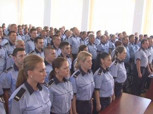 SCHIMB DE GENERAŢII. POLIŢIŞTII NOI ÎI ÎNLOCUIESC PE CEI PENSIONAŢI