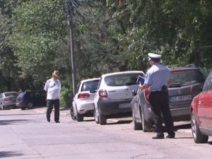 PRIETENIEI, O STRADĂ FĂRĂ TROTUARE. MAŞINILE PARCATE BLOCHEAZĂ TRAFICUL PIETONAL