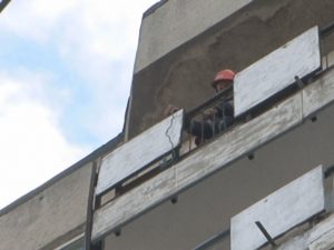 ATENŢIE, PERICOL PENTRU PIETONI! CAD BUCĂŢI DE BETON DE PE BLOCURI