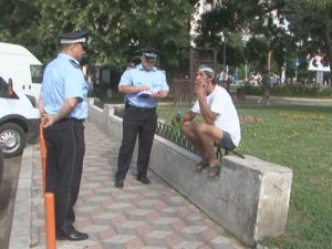 ACŢIUNE PERICULOASĂ A POLIŢIŞTILOR LOCALI. AU DESCOPERIT TREI BOLNAVI DE TBC ÎNTRE OAMENII STRĂZII