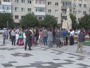 COMERCIANŢII DE PE INDEPENDENŢEI AMENINŢĂ CĂ ÎŞI DAU FOC. PRIMARUL CONSTANTIN TOMA LE DESFIINŢEAZĂ TARABELE