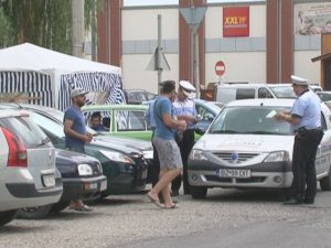 POLITISTII LOCALI AU PUS TUNURILE PE SAMSARII DE MASINI. 32 DE MAŞINI IDENTIFICATE, 16 PERSOANE AMENDATE