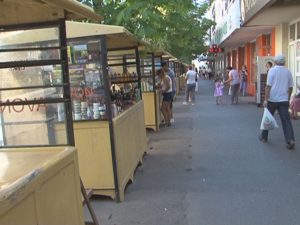 VÂNZĂTORII DE PE ALEEA TRANDAFIRILOR SUNT DISPERAŢI. TARABELE VOR FI RIDICATE DE PRIMĂRIE