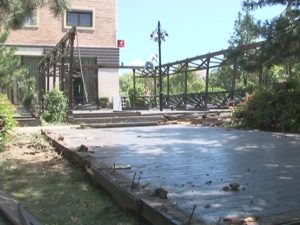 DISPAR TERASELE AMPLASATE ILEGAL. POLIŢIA LOCALĂ FACE CURĂŢENIE PE TROTUARE.