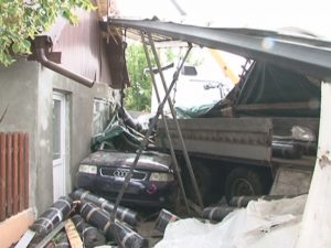 A ADORMIT LA VOLAN ŞI A FĂCUT PRĂPĂD. UN TIR A DISTRUS O CASĂ ŞI O MAŞINĂ