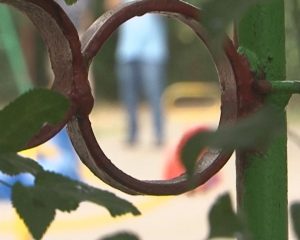 ATENŢIE UNDE VĂ LĂSAŢI COPIII! UN OBSEDAT, PRINS CU PANTALONII ÎN VINE, LA UN LOC DE JOACĂ
