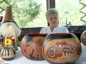 TĂRTĂCUŢA VRĂJITĂ. O ARTISTĂ BUZOIANĂ TRANSFORMĂ BANALELE TĂRTĂCUŢE ÎN OBIECTE DE ARTĂ