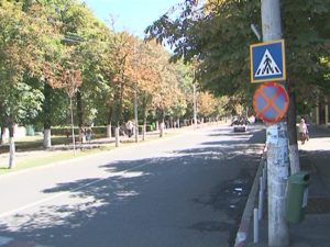 AU REAPĂRUT SEMNELE RUTIERE PE BĂLCESCU. ŞOFERII LE RESPECTĂ CU SFINŢENIE.