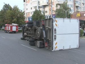 MASTODONT RĂSTURNAT PE UNIRII. ŞOFERUL AVEA O ALCOOLEMIE DE 1 LA MIE