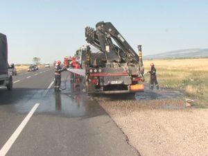 FLĂCĂRI PE ŞOSEA. UN AUTOCAMION S-A APRINS ÎN TIMPUL MERSULUI