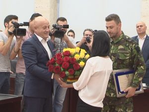 CEREMONIE EMOŢIONANTĂ LA CJ. MILITARUL RĂNIT ÎN AFGANISTAN A FOST DECORAT