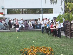 COADĂ LA MĂSURAT TENSIUNEA ŞI GLICEMIA. ACŢIUNEA A FOST ORGANIZATĂ DE CRUCEA ROŞIE