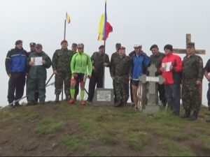 TRICOLORUL FLUTURĂ PE VÂRFUL PENTELEU. MILITARII BUZOIENI AU CUCERIT CEA MAI ÎNALTĂ COTĂ DIN JUDEŢ