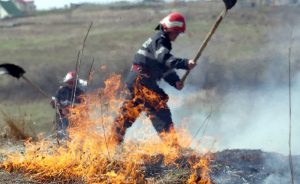 INCENDIILE AU MISTUIT BUZĂUL. CETĂŢENII RISCĂ SĂ ÎŞI PIARDĂ SUBVENŢIILE