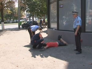 CĂZUT ÎN STRADĂ. UN TÂNĂR A AVUT NEVOIE DE INTERVENŢIA AMBULANŢEI