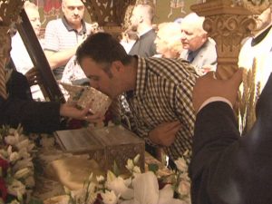 MII DE BUZOIENI LA MOAŞTE. S-AU RUGAT LA SF. NECTARIE, VINDECĂTORUL DE BOLI