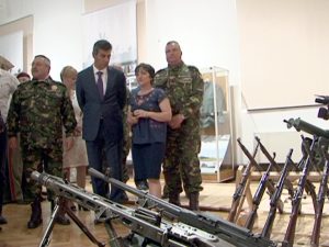 MINISTRUL APĂRĂRII, LA MUZEU. O SUTĂ DE ANI ADUNAŢI ÎNTR-O EXPOZIŢIE MILITARĂ