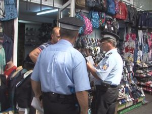 COMERCIANŢI SOMAŢI, ÎN PIAŢA DE MĂRFURI. POLIŢIŞTII LOCALI I-AU NOTIFICAT SĂ INTRE ÎN LEGALITATE