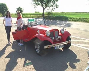 RETROPARADĂ DE FESTIVAL. APROAPE 70 DE MAŞINI DE EPOCĂ AU DEFILAT PRIN BUZĂU