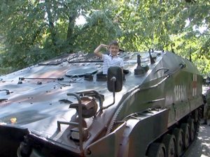 EXPOZIŢIE DE TEHNICĂ MILITARĂ ÎN CRÂNG. COPIII, ATRAŞI DE TANCURI ŞI ARME