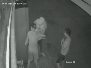 TENTATIVĂ DE FURT EŞUATĂ. TINERII AU FOST SURPRINŞI DE O CAMERĂ VIDEO