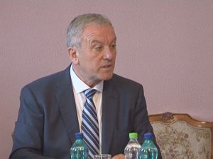 PRIMARUL NU CEDEAZĂ. POLITICA PSD „NU ÎNSEAMNĂ HOŢIE ŞI PROSTIE”