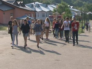 CURSANŢI DE VACANŢĂ. A ÎNCEPUT UNIVERSITATEA DE VARĂ DE LA POIANA PINULUI