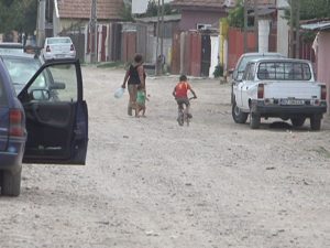 ”CÂND SE VA ASFALTA PE STRADA NOASTRĂ?” AUTORITĂŢILE, INVITATE PE STRADA VIILOR