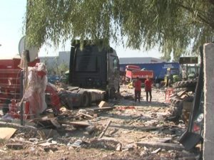 ACCIDENT SPECTACULOS LA GURA CÂLNĂULUI. UN TIR A RAS TOTUL ÎN CALEA LUI