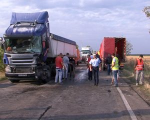 IMPACT ÎNTRE DOUĂ TIRURI. UNUL DINTRE ŞOFERI ERA BĂUT