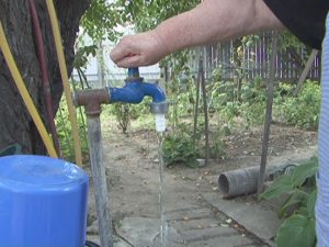 ATENŢIE! SE ANUNŢĂ APĂ NEAGRĂ LA ROBINETE. SE PUN LA DISPOZIŢIE 2 CISTERNE CU APĂ POTABILĂ