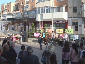 ARTĂ PRINTRE BLOCURI. CENTRUL ALEXANDRU MARGHILOMAN A IEŞIT PE STRĂZI