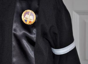 JUDECĂTORII AMENINŢĂ CU „PIXUL JOS”. PROTEST CU BANDEROLE ALBE PE ROBE