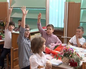 REVEDERE, DUPĂ VACANŢA MARE. ELEVI BUCUROŞI DE REÎNTÂLNIREA CU COLEGII
