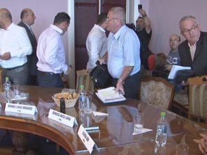 VOTUL MAJORITĂŢII. CONSILIERII DIN OPOZIŢIE S-AU RETRAS DIN ŞEDINŢA CLM